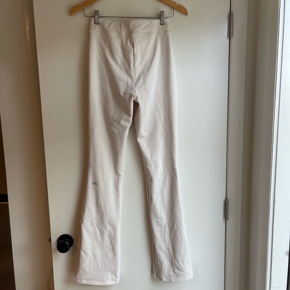 Alo Yoga High Waist Flutter Legging in Ivory - small - Picture 3 of 4